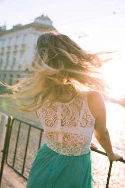 Güneş ışınları poz çırpınan saçları romantik sarışın kız 