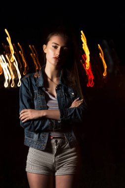 Genç ve güzel model geceleri ışık karışık teknikte poz 