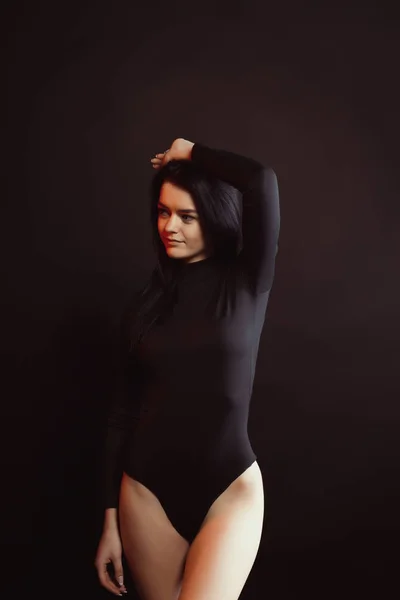 Modelo de teste com incrível morena senhora em lingerie preta sobre um b — Fotografia de Stock