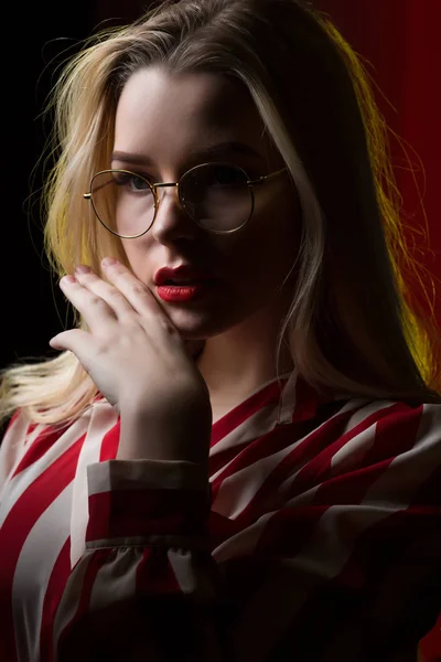 Zartes junges Model mit Brille posiert im Schatten — Stockfoto