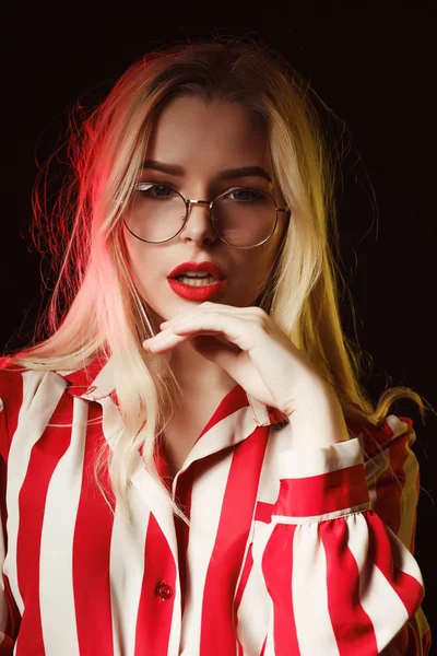 Mujer joven seductora con labios rojos usando gafas, posando con —  Fotos de Stock