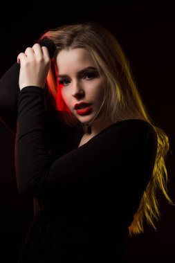 Parlak makyaj ve uzun dalgalı saç poz ile şık genç bayan 