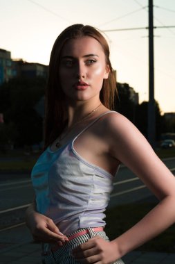 Sevimli genç esmer kadın stree gölgelerin poz