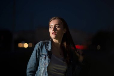 Harika esmer kadın karışık ışık tekniği ni poz