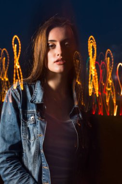 Poz çekici esmer kadın karışık, ışık tekniği 