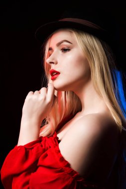 Çıplak shoulde ile şapka içinde zarif genç kadın kırmızı bluz