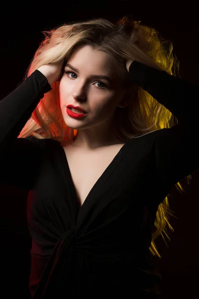Glamoureuze jongedame met lichte make-up en lang golvend haar posin — Stockfoto