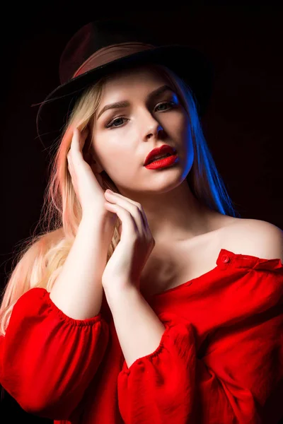 Romantico giovane donna indossa camicetta rossa e cappello in posa in sh — Foto Stock