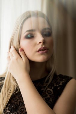 Güneş ile poz dantel bluz çekici genç hanım portresi