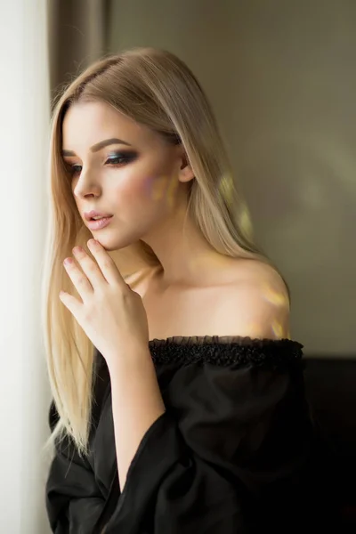 Portrait de jolie jeune femme en chemisier en dentelle posant avec le soleil — Photo