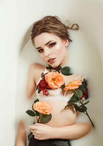 Glamour rubia con maquillaje brillante toma un baño con leche y —  Fotos de Stock