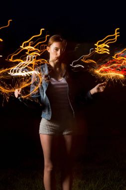 Çekici esmer model Zen bengal ışıkları ile poz