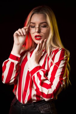 Muhteşem sarışın Bayan gözlük, şık bluz giymiş, 