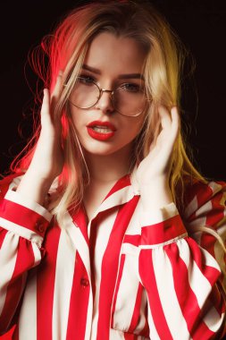 Moda sarışın Kız bardaklarda çizgili bluz giyen posin