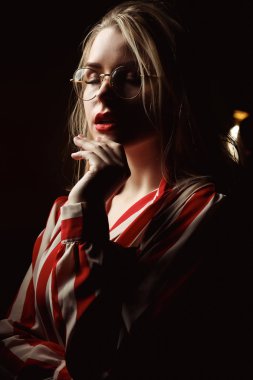 Gözlük, gölgesinde poz baştan çıkarıcı genç modeli