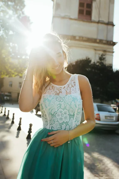 Feliz mujer rubia con sonrisa encantadora posando al amanecer y — Foto de Stock