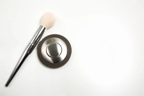 Resaltador compacto con pincel de maquillaje sobre fondo blanco — Foto de Stock