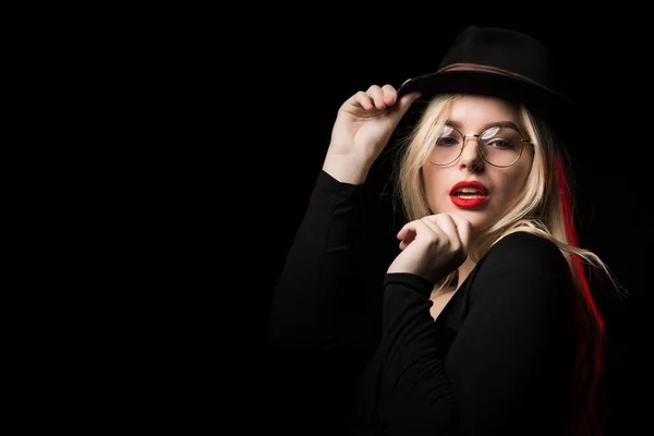 Sexy blondýna model nosí černá halenka, klobouk a brýle, které představují — Stock fotografie