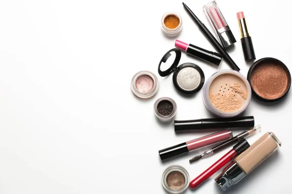 Flat lay of eyeshadow palettes, mascara and mineral loose powder — Stock Photo, Image
