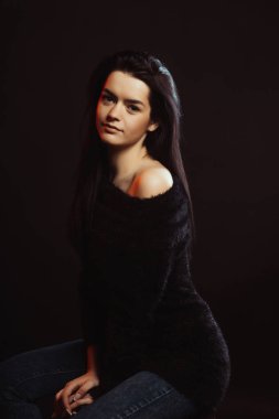 Örme kazak poz zarif esmer modeli ile modeli test