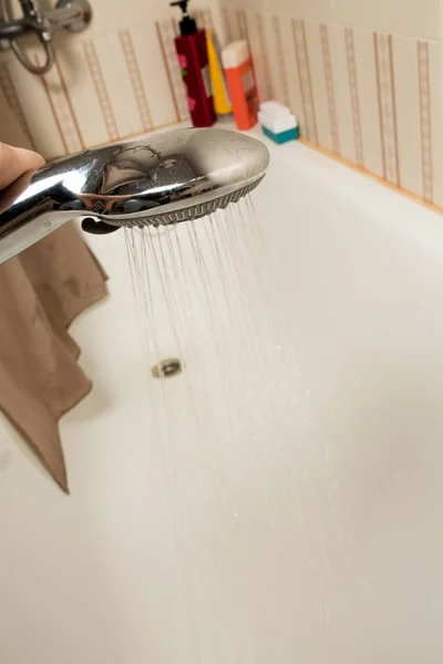 Вода, льющаяся из душа в ванной комнате — стоковое фото