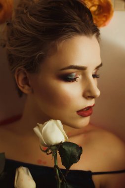 Mükemmel makyaj tak ile çekici sarışın kız Güzellik Portresi