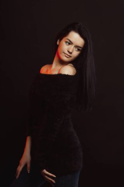 Lüks hanımefendi kadın örme kazaklı o poz ile modeli test