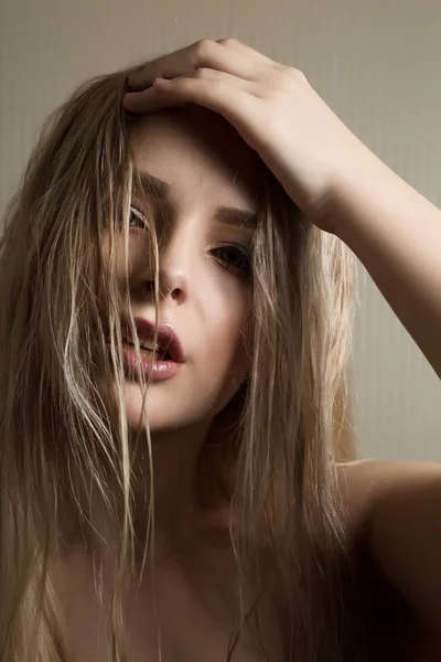 Portret van de schoonheid van de jonge model glamour met lang natte haren en nak — Stockfoto
