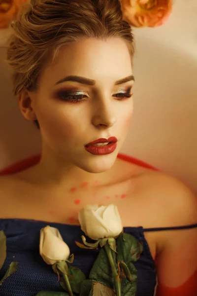 Retrato de belleza de una hermosa mujer rubia con maquillaje perfecto ta —  Fotos de Stock