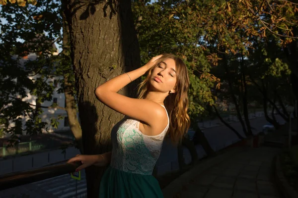 Retrato callejero de la joven modelo bonita con los ojos cerrados posando en — Foto de Stock