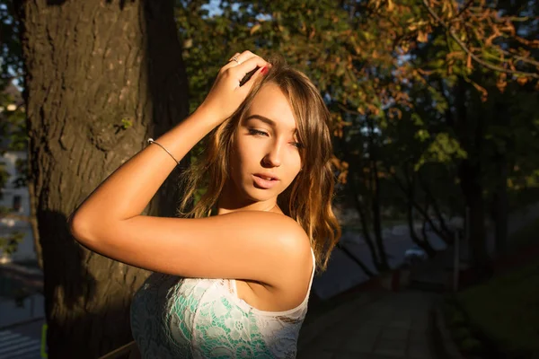 Retrato callejero de una joven hermosa mujer con el pelo ondulado posando un — Foto de Stock