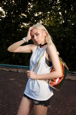 Trendy kıyafetler ve h uzun saçlı sevimli genç modeli