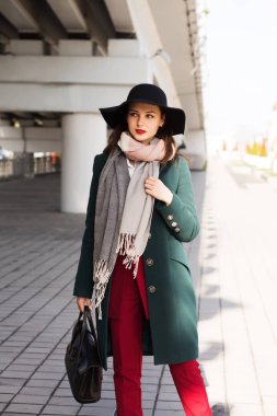 Çok güzel esmer modeli yeşil ceket ve siyah şapka th poz