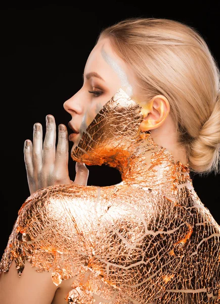 Menina loira de luxo com maquiagem criativa e folha de ouro em seu nec — Fotografia de Stock