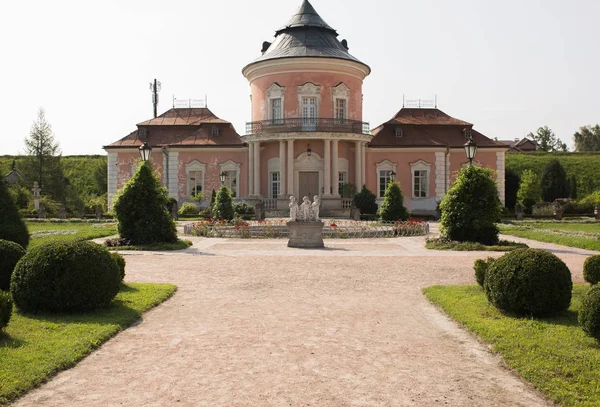 Utsikt över det gamla slottet med landskapsplanering i Zolochiv på sunn — Stockfoto