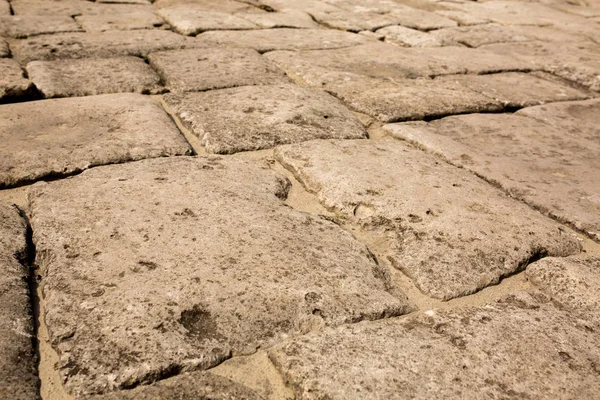 Gamla trottoaren av stora stenar. — Stockfoto