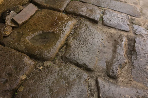 Старый каменный мокрый тротуар — стоковое фото