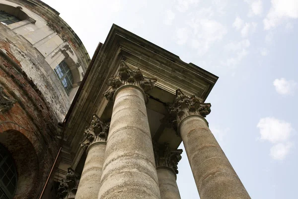 Old columns on the facade of the building — Stock Photo, Image