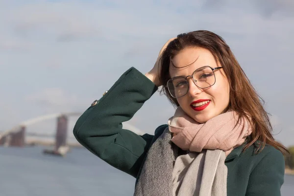 Urban portrait of smiling brunette girl posing at the city, wear — Stock Photo, Image