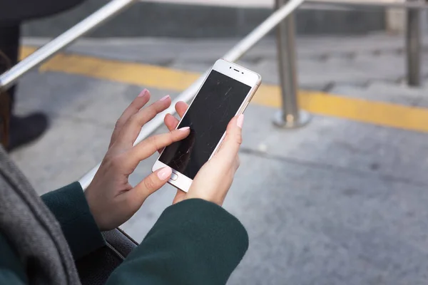 Closeup shot of woman's hand holding mobile phone with a broken — Stock Photo, Image