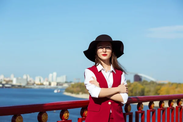 Ritratto di moda di bella modella indossa costume rosso, cappello nero e — Foto Stock