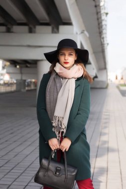 Yeşil ceket ve siyah şapka, poz güzel esmer Bayan