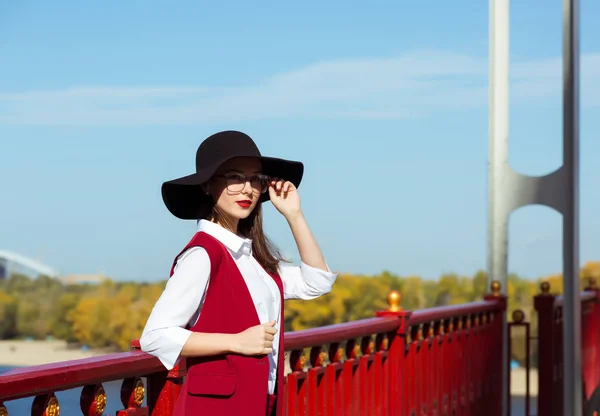 Romantic brunette model wearing red costume, hat and glasses, po — Stock Photo, Image