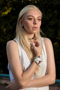 Uzun saçlı muhteşem sarışın kız moda cl giyinmiş