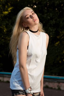 Uzun saçlı içinde şık giyinmiş şık sarışın kızı giydirin