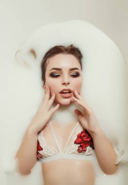 Bir b lüks sarışın Bayan ile nakış dantel iç çamaşırı alır