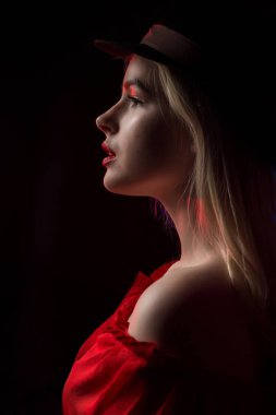 Poz romantik genç kadın şapkası, closeup portresi 