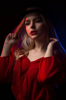 Muhteşem sarışın Bayan şapka, s içinde poz ile kırmızı dudaklar,