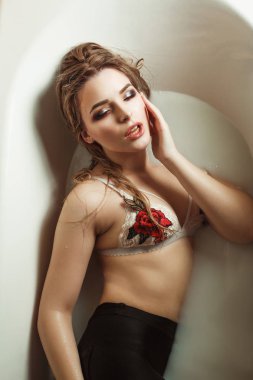 Bir yarasa şehvetli sarışın Bayan ile nakış dantel iç çamaşırı alır