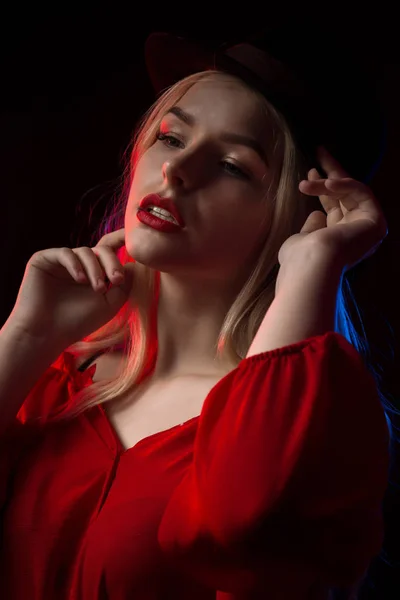 Mujer joven seductora con labios rojos posando en la sombra con bl —  Fotos de Stock
